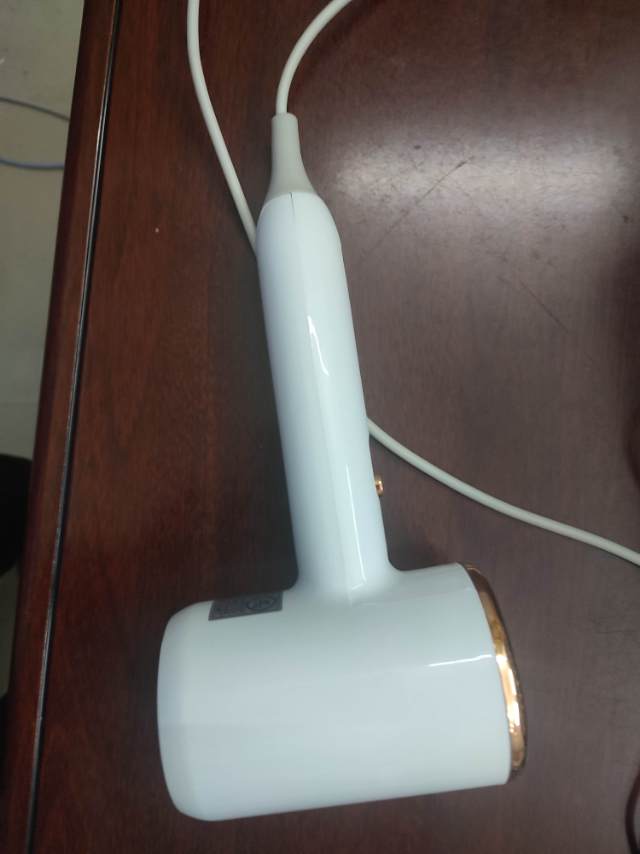 白色电吹风