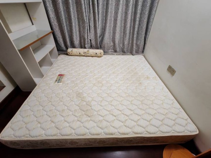 香港金海马床垫，舒适感很好，个人使用，保存的比较好原价8000多