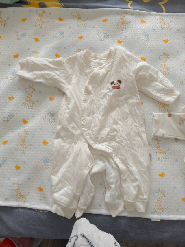 衣服挺好的只穿过一次就那个蓝色和黄色没穿过