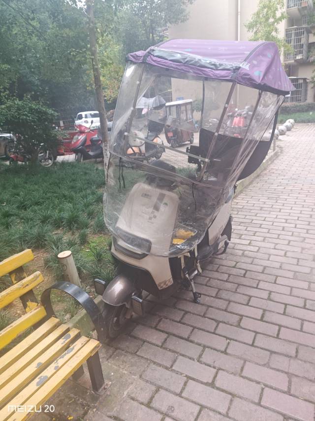 出手一辆自用电动车，有雨棚，60V电池，前后真空胎，碟刹，大座桶，加装的双LED…