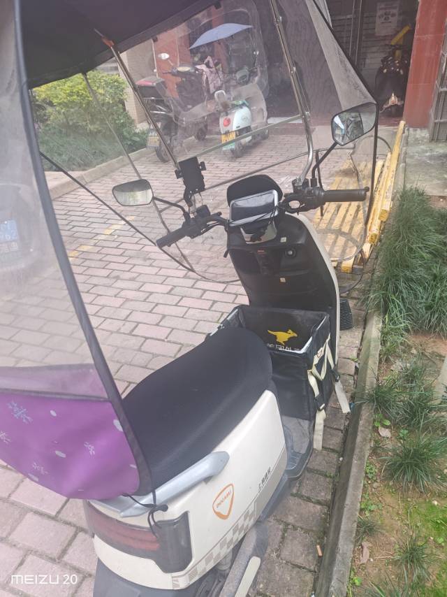 出手一辆自用电动车，有雨棚，60V电池，前后真空胎，碟刹，大座桶，加装的双LED…图片3