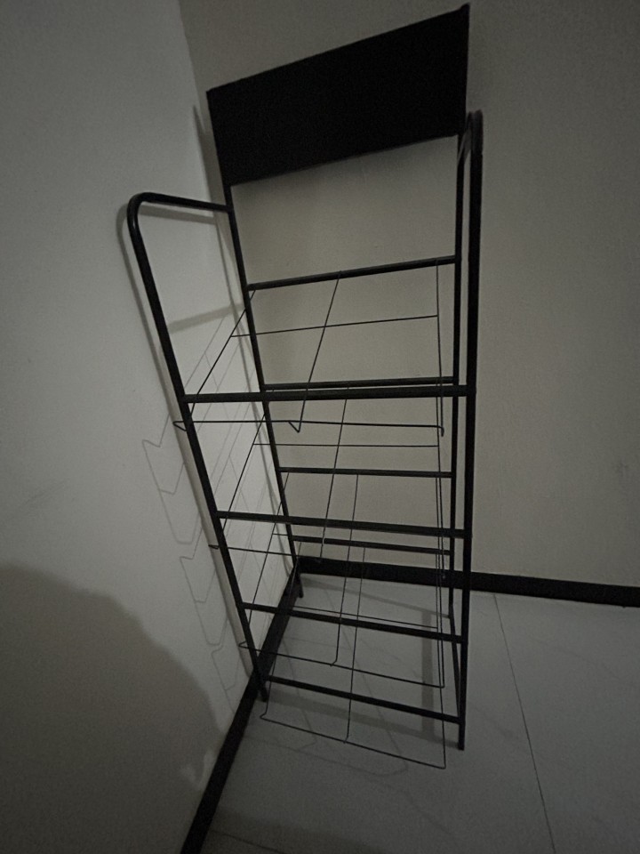 汽车脚垫展示架，汽车方向盘展示架，汽车用品展示架9.999新，买回来没用过