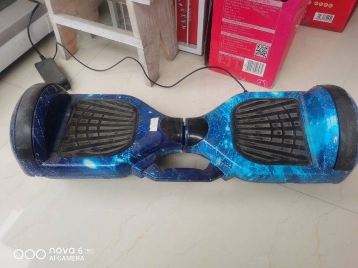 星空款儿童平衡车，带充电器，功能都正常，成色还可以，平时用得多，可能有些磕碰。轮…图片5