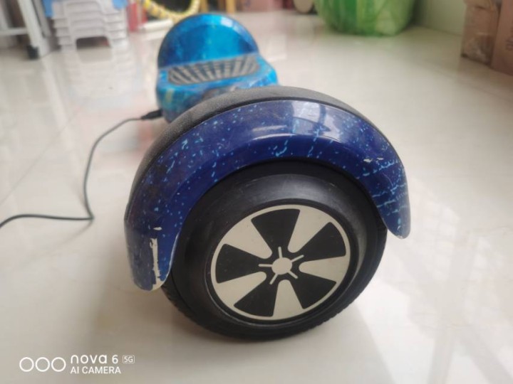 星空款儿童平衡车，带充电器，功能都正常，成色还可以，平时用得多，可能有些磕碰。轮…图片2