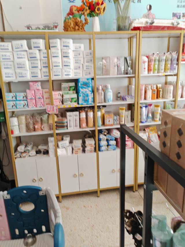 货架刚用了几个月，店面升级，出售货架