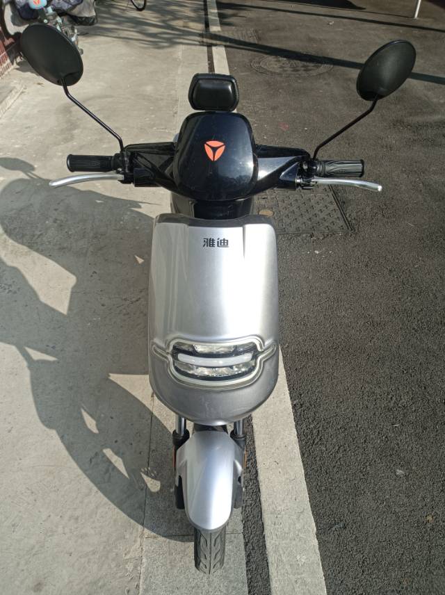 个人自用，雅迪大品牌，60V/20A电池，24年新换，动力充足，能跑50码左右，…图片5