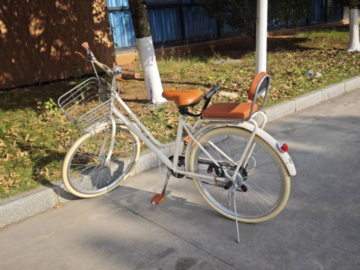 原价400，出女款自行车?，买来3个月左右，没骑过几次，?承载2个成年人，真空胎…图片3