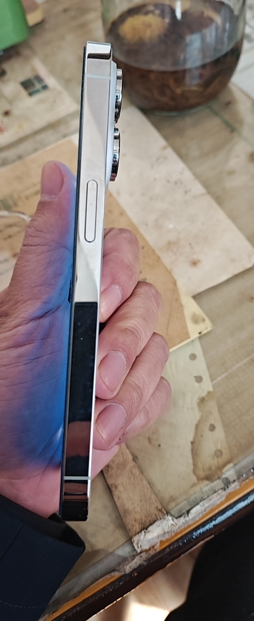 苹果14Pro，白色，256G，完美无瑕，电池83%。送三个充电器，一个苹果耳机…图片3