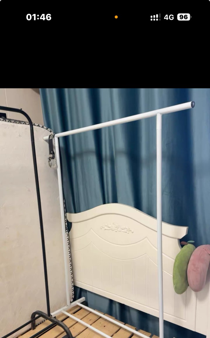 3个闲置衣架 钢管落地款 结实耐用 挂衣服晒被子都行 家用宿舍都能用 成色还可以…