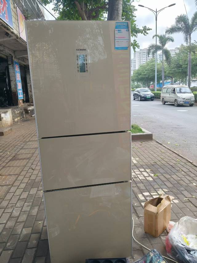 西门子三门冰箱，容量245升，一级能效，玻璃镜面设计，空间大，分区合理，冷藏冷冻…
