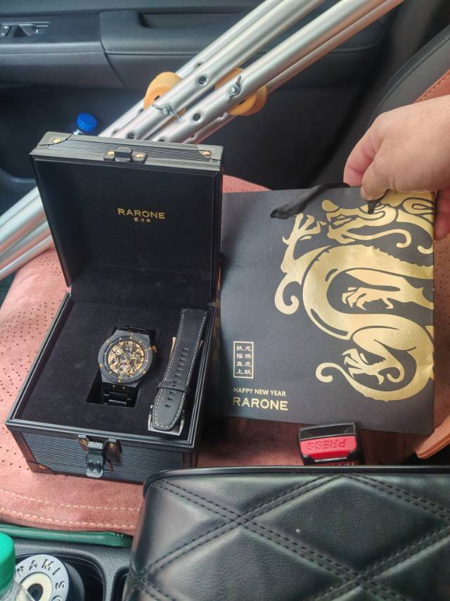 雷诺双子星暗夜青龙机械表，老婆买的，基本没戴，成色新，带原包装盒和礼盒，正品可查…图片3
