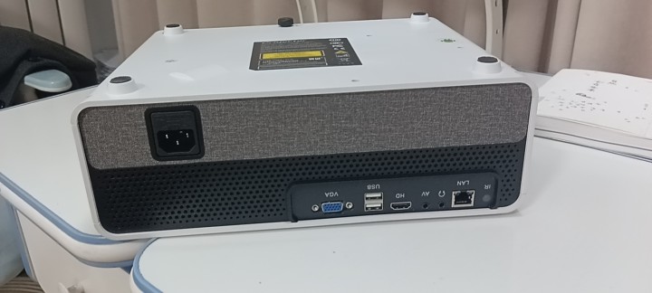 全新微影LED投影仪Z8，原价1500元，现599元超低价出售，非诚勿扰。电话1…