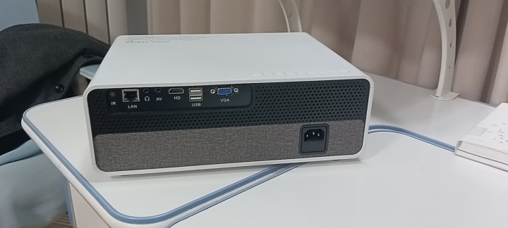 全新微影LED投影仪Z8，原价1500元，现599元超低价出售，非诚勿扰。电话1…图片2