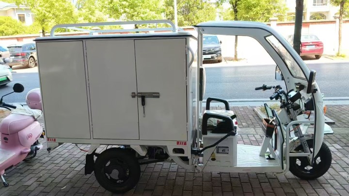 淮海快递三轮车，25年9月购买，新车下地7500，带牌！带保险！空车出售  带大…
