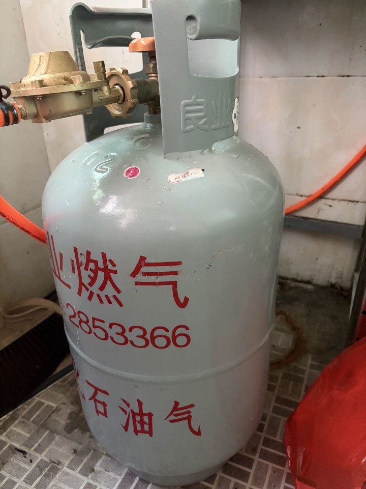 燃气灶+15KG煤气罐一套，家用的，带阀门，燃气灶有点用痕，下次检验到2028年…