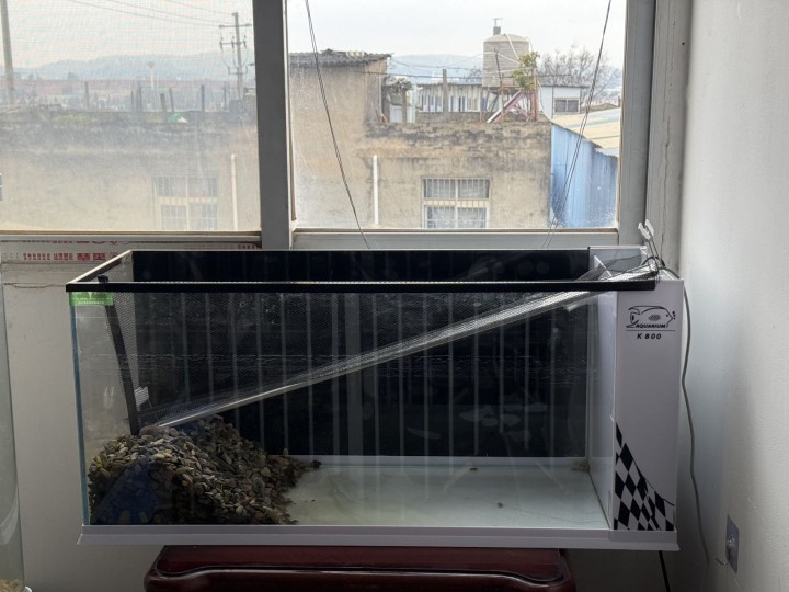 小刀溪流缸，80.30.33用了三个月，灯，水泵，防跳网全送，当时实体店450买…