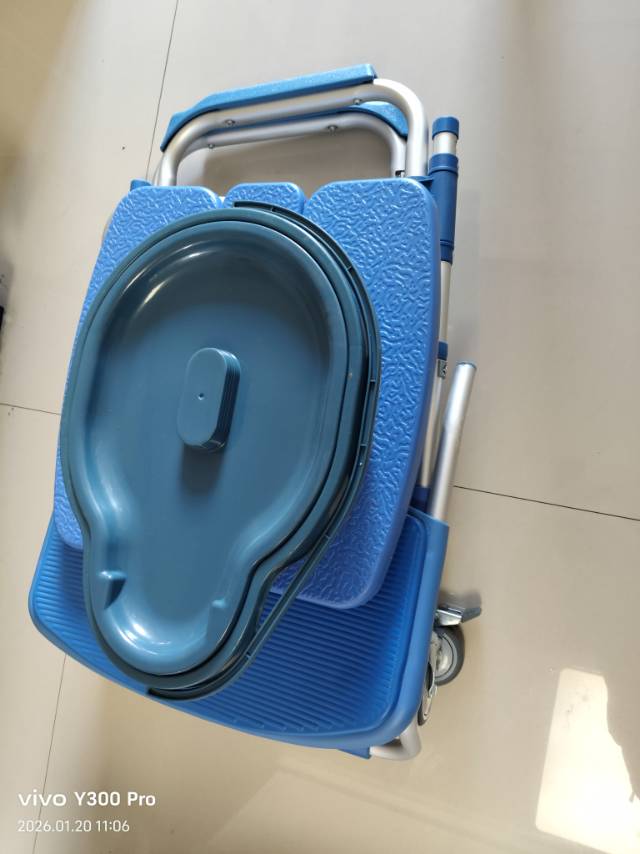 出售可折叠洗澡坐便椅，9层新，原价300元，要的代价合适就买，联系电话13700…