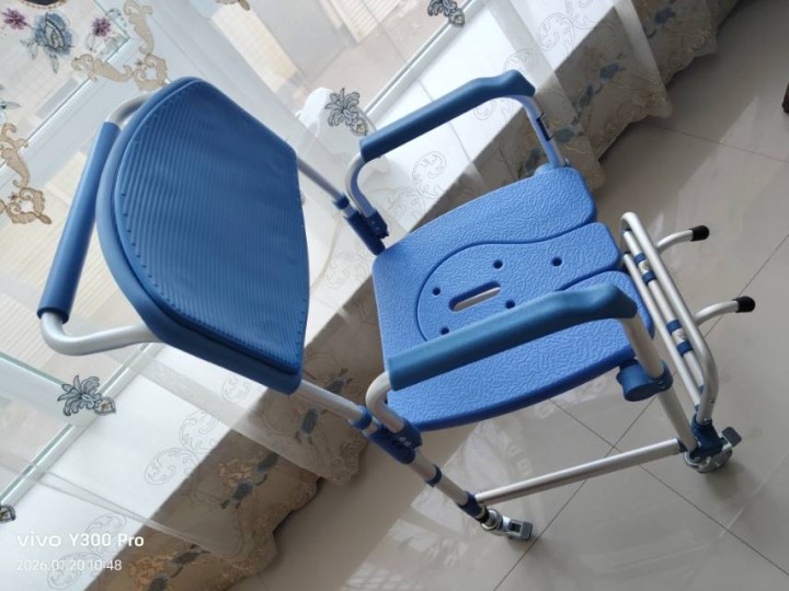 出售可折叠洗澡坐便椅，9层新，原价300元，要的代价合适就买，联系电话13700…图片3