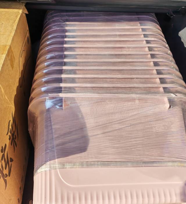 做活动上的收纳箱和电脑桌 去线下超市问了 暂时不需要 有谁需要的滴滴 做活动当赠…