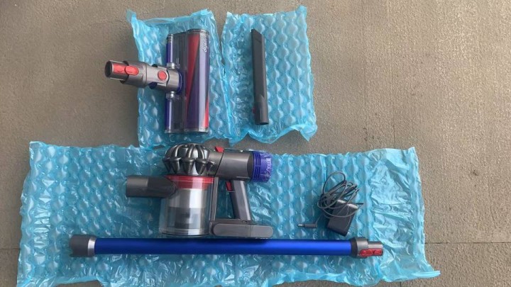 专柜样机，戴森V8无线吸尘器，几乎全新，配件全，主机+蓝色延长杆+地板刷+缝隙刷…图片2