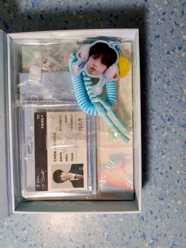 TF家族奔跑·冬日胸牌 陈浚铭款无卡全套不包邮，可自提价格好说，喜欢直接拍，细节…