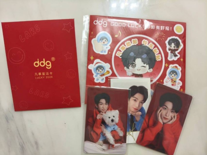 出黄子弘凡ddg周边三张小卡+贴纸几乎全新，保存很好，官方正品包邮，价格可聊，会…