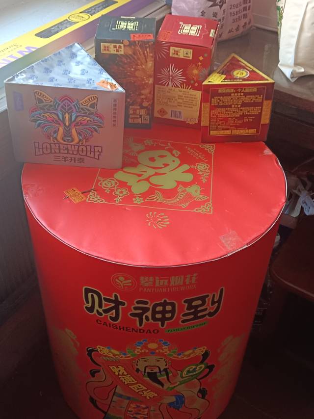 过年呲花现货！小呲花、大呲花、喷泉呲花都有，量大从优，好放又好看，过年给孩子、自…