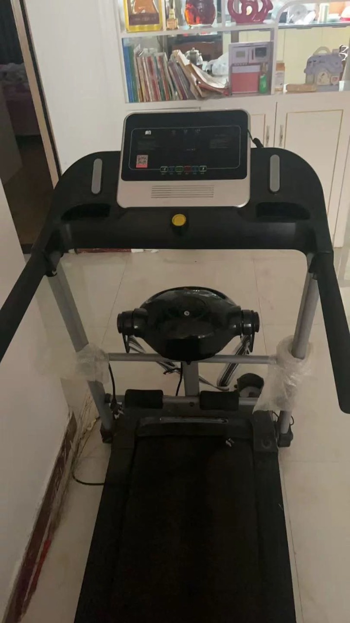 出一台家用跑步机，品牌为鑫友，主要颜色为黑色，采用简约款式设计。该跑步机功能齐全…图片3