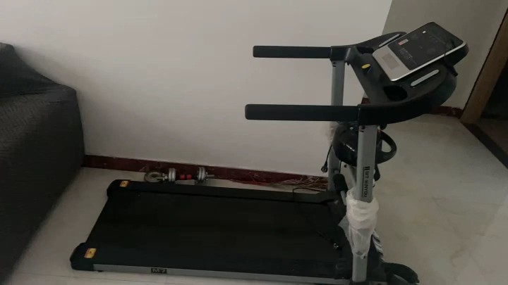 出一台家用跑步机，品牌为鑫友，主要颜色为黑色，采用简约款式设计。该跑步机功能齐全…