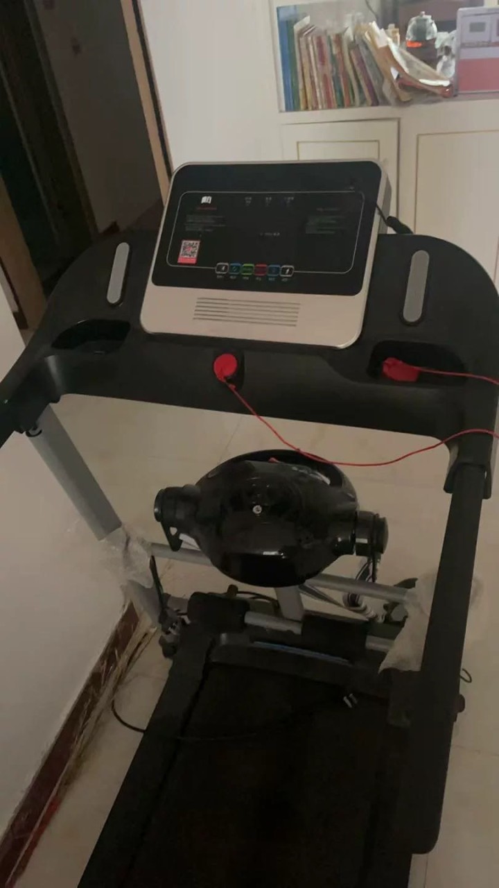 出一台家用跑步机，品牌为鑫友，主要颜色为黑色，采用简约款式设计。该跑步机功能齐全…图片4