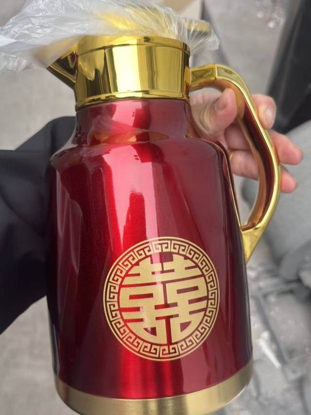 全新保温壶 买来送人多了一套  一套里面已经有俩壶了所以卖一套掉  里面啥都是一…