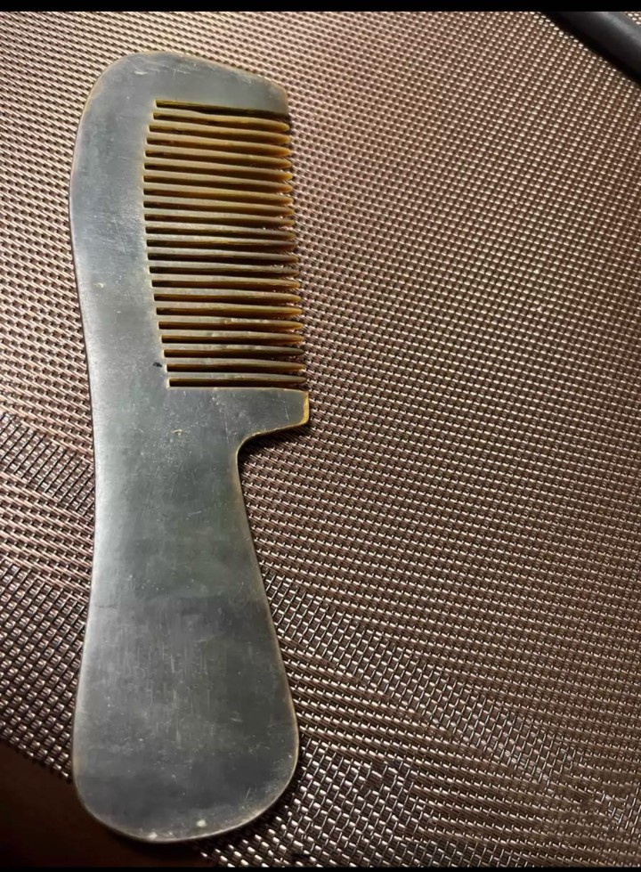 福建福州天然纯正黑牛角梳子刮痧头部手部经络按摩保健刮痧梳，包邮58元。高端纯天然…