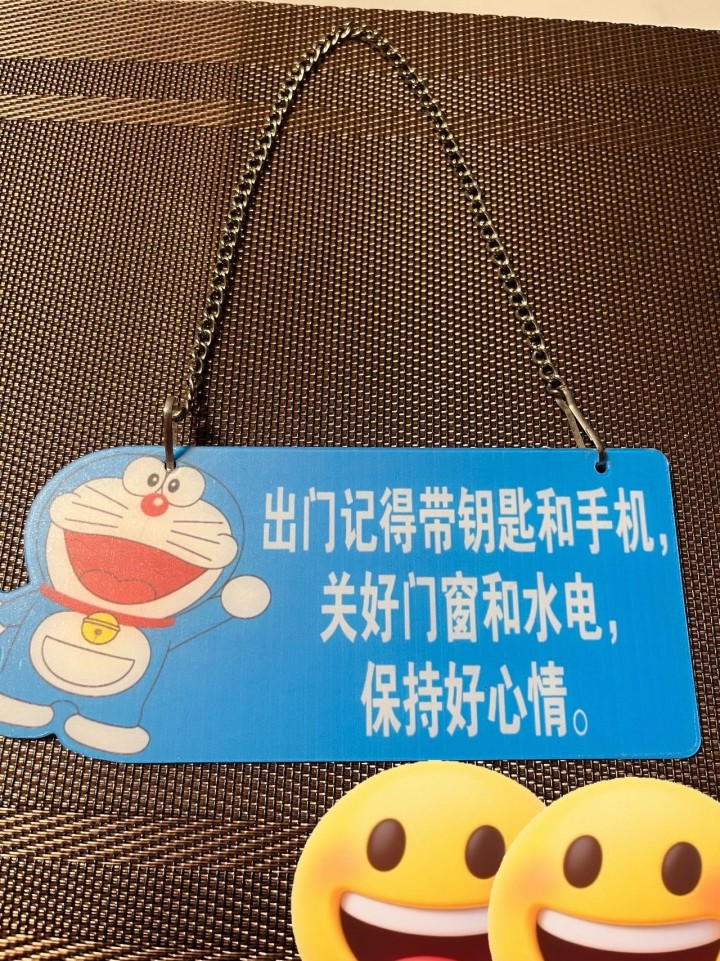 标价就是包邮价。哆啦A梦亚克力提示牌可擦洗防水，长17.8，包括链条高22.2厘…
