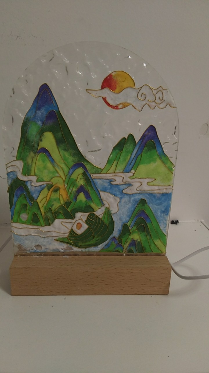自己亲手做的纯手工掐丝珐琅非遗小夜灯。插电后发出暖黄色的灯光，很适合晚上开，不刺…