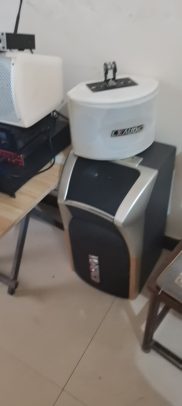 KTV一套，5个音响，（俩个大，一个中质，俩个小，一个显示屏，2功放，1效果器，…图片2