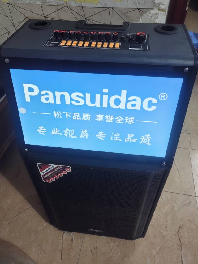刚买几个月，原价2899元，因需要到外地发展所以低价出售、15寸高低音音响、充电…