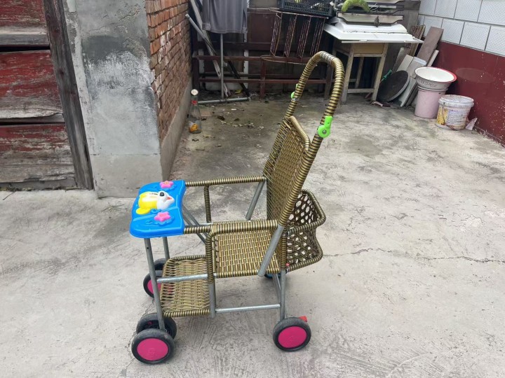 仿藤编儿童推车 带小桌板 四轮设计 带脚刹 推着顺滑 夏天用凉快透气成色还可以 …