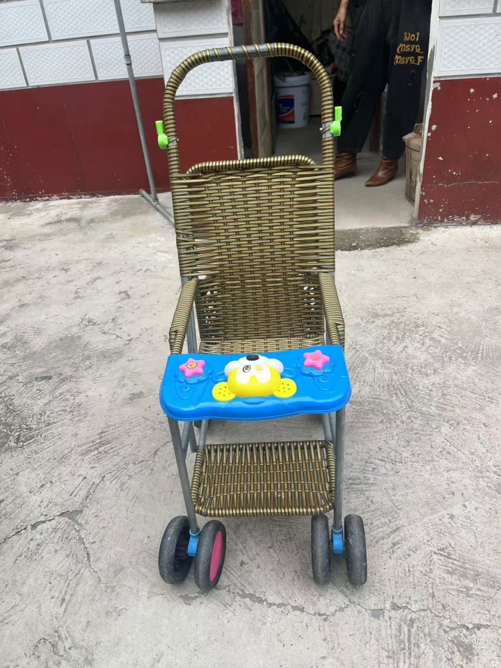 仿藤编儿童推车 带小桌板 四轮设计 带脚刹 推着顺滑 夏天用凉快透气成色还可以 …图片2