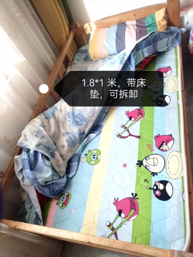 1.8*1米实木床+床垫一起出，床体结实，带护栏，床垫干净，卡通图案，睡着舒服，…图片2