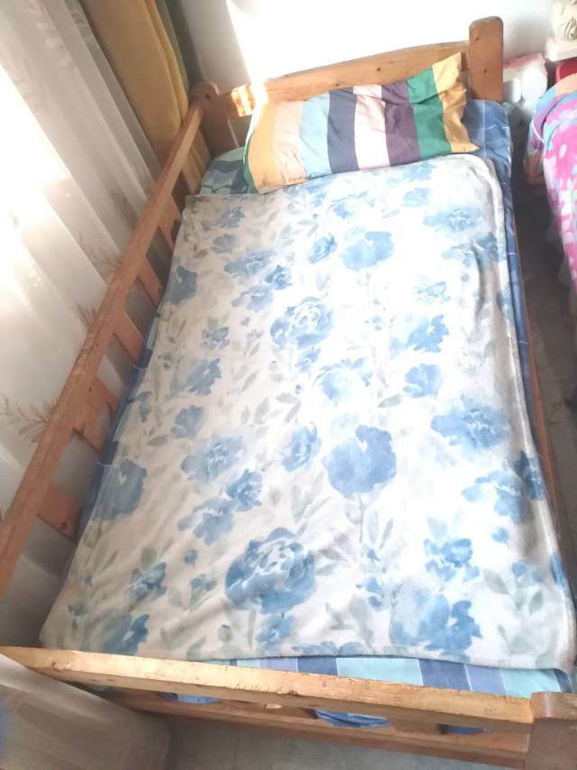 1.8*1米实木床+床垫一起出，床体结实，带护栏，床垫干净，卡通图案，睡着舒服，…图片3