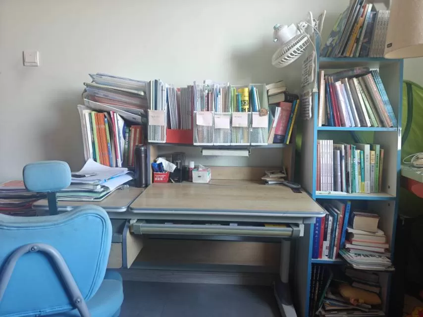 孩子用桌椅书柜一套