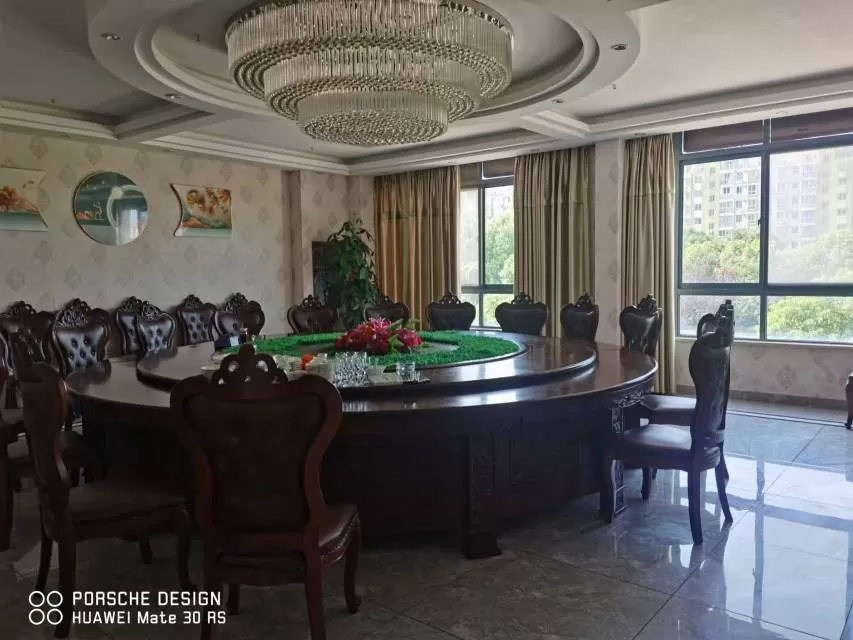 4米实木酒店大圆桌，25张实木面皮椅子，买的时候1万六，现转让3600，常州金坛…图片2