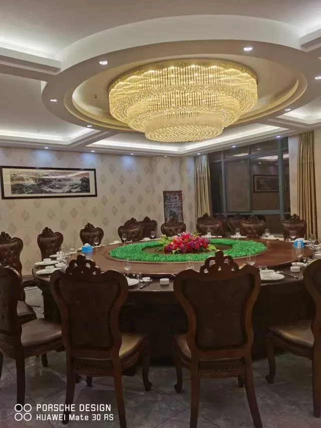 4米实木酒店大圆桌，25张实木面皮椅子，买的时候1万六，现转让3600，常州金坛…