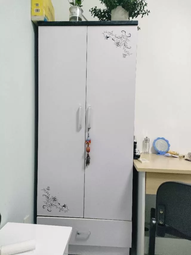 两个双开门衣柜，在江林新城c区。自拉，有意者联系，价钱可议