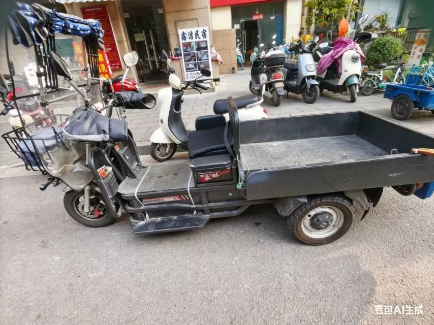 个人自用豪林拉货电动三轮车，黄牌机动车，手续齐全，可正常过户，无事故无暗病，轮胎…
