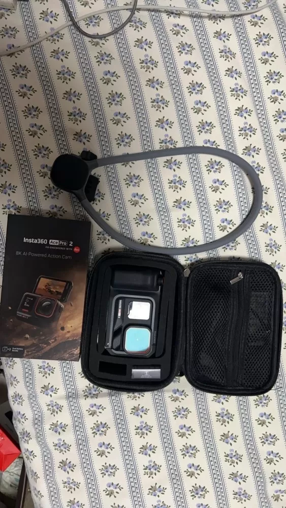 出影石Insta360 Ace Pro2街拍套装，黑色机身搭配红色边框设计，外观…图片3