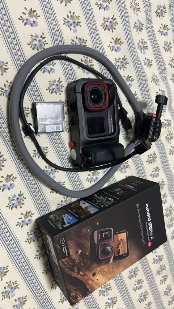 出影石Insta360 Ace Pro2街拍套装，黑色机身搭配红色边框设计，外观…图片2