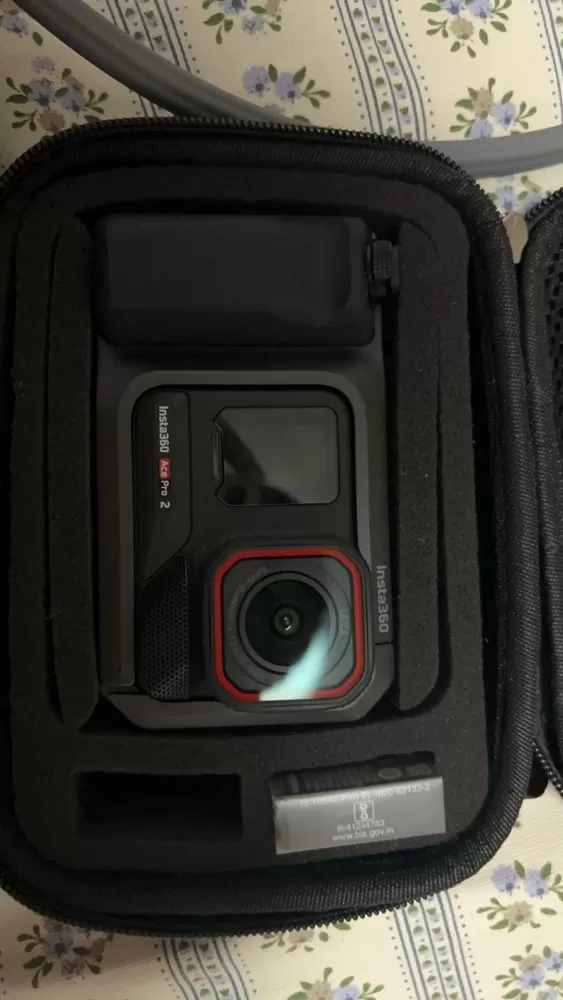 出影石Insta360 Ace Pro2街拍套装，黑色机身搭配红色边框设计，外观…