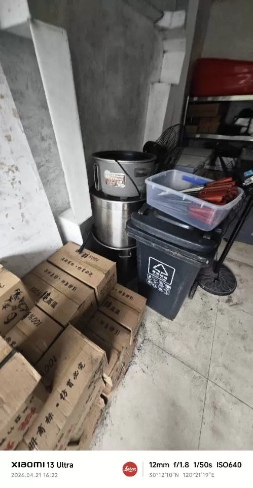 现有各类厨房用品出售，锅碗瓢盆，冰箱，打荷台，货架，基本都有，由于东西较多，就不…图片2