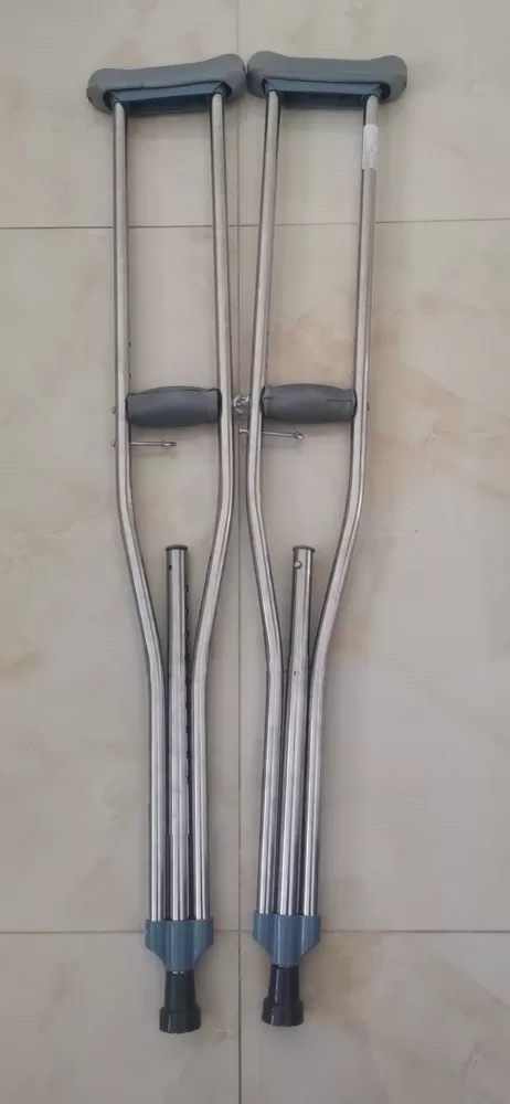 医用拐杖，不锈钢腋下型，结实耐用，可调节高度，适合175-190，一副20，同城…